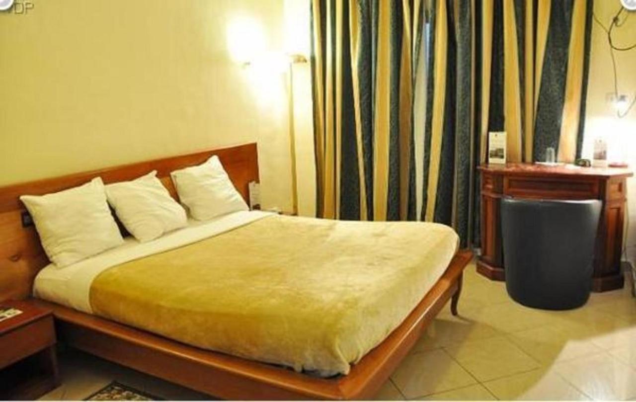 Hotel Vallee Des Princes Douala Kültér fotó